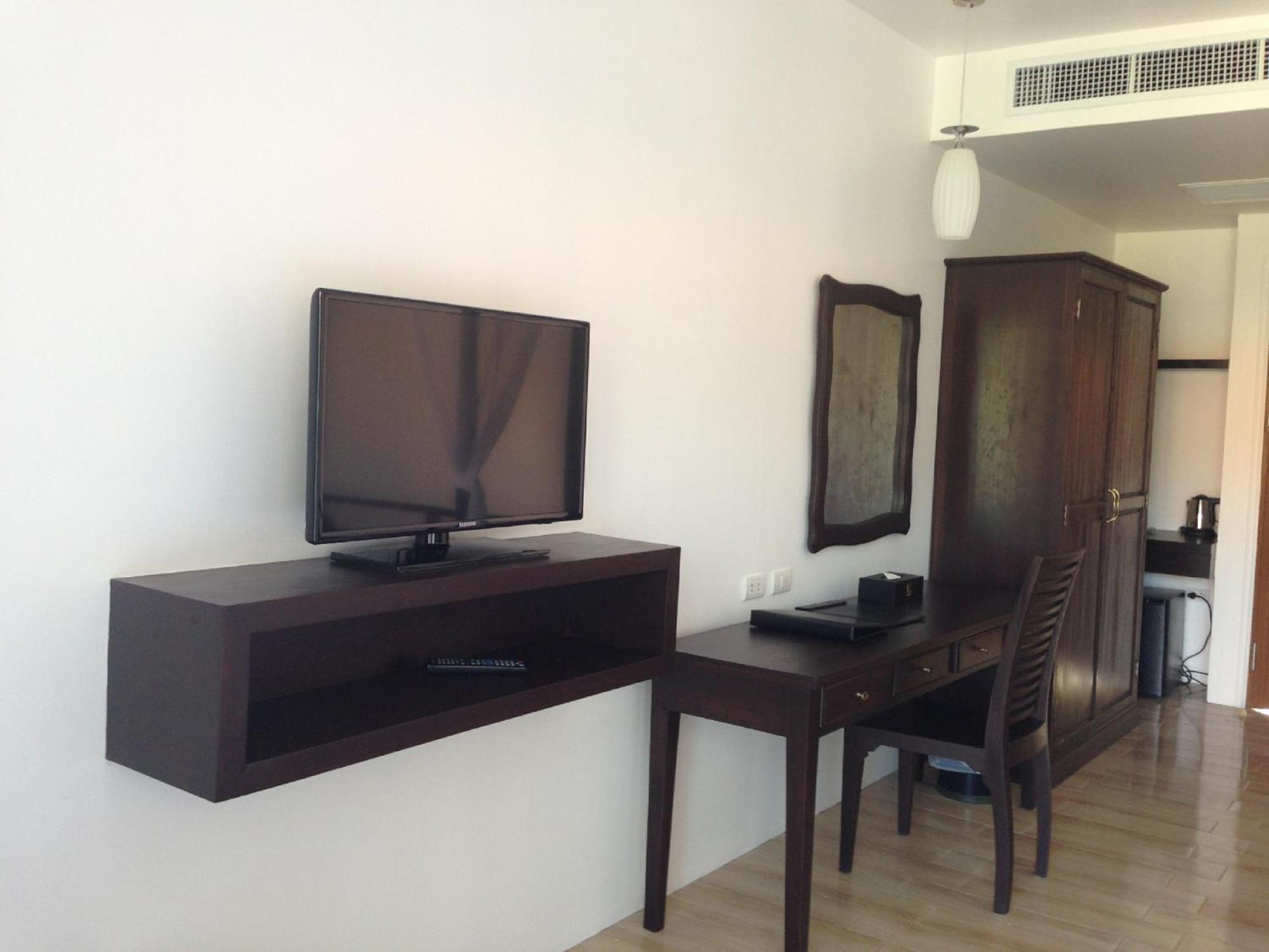 Blue Bay Resort - Access To Pool And Beach-Phuket & Krabi Ko Yao Extérieur photo A television set in a hotel room