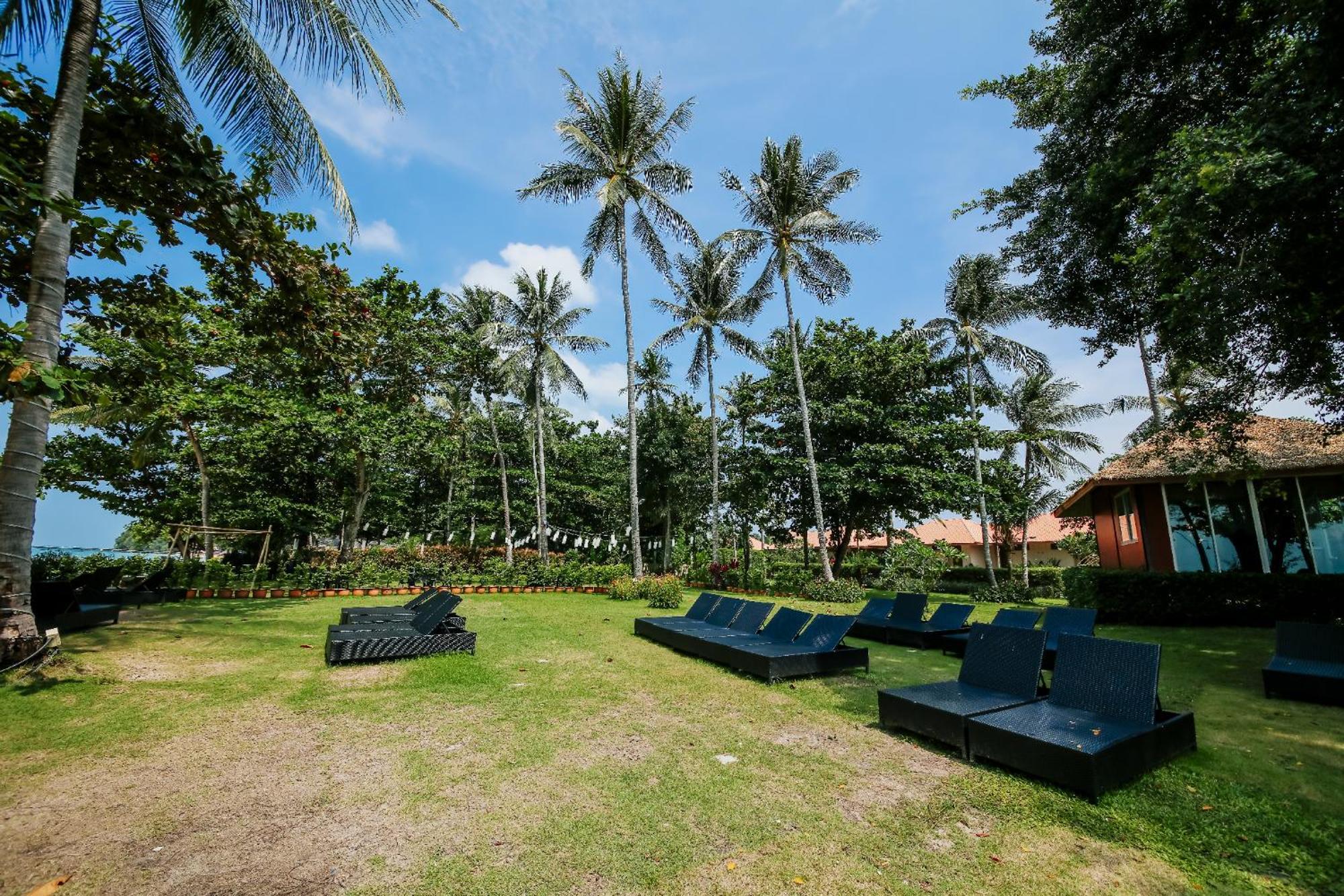 Blue Bay Resort - Access To Pool And Beach-Phuket & Krabi Ko Yao Extérieur photo The lawn at the resort
