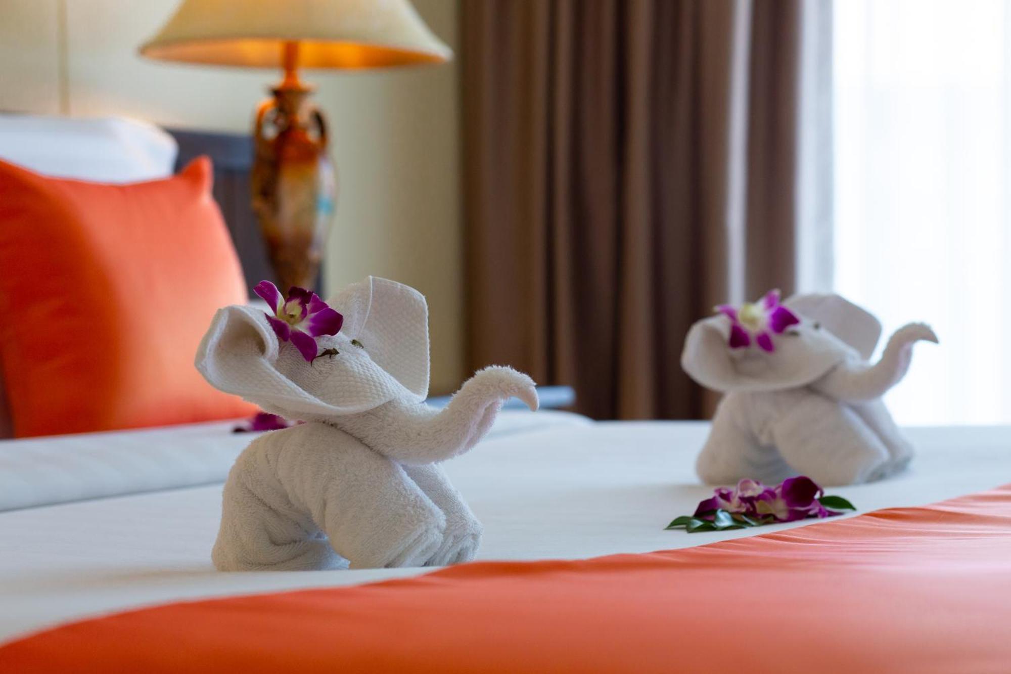 Blue Bay Resort - Access To Pool And Beach-Phuket & Krabi Ko Yao Extérieur photo A bed with a towel elephant