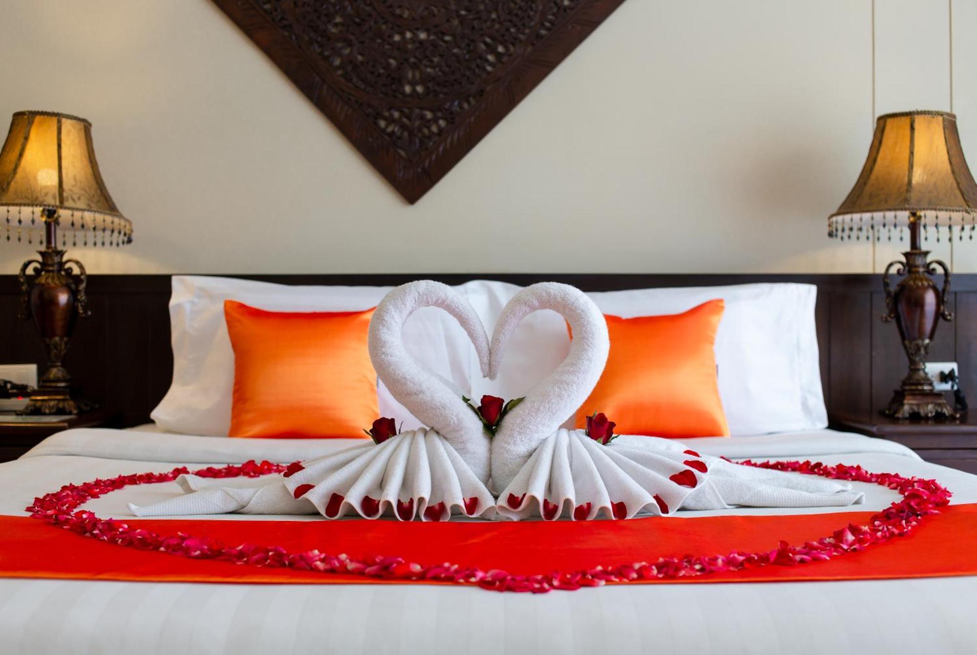 Blue Bay Resort - Access To Pool And Beach-Phuket & Krabi Ko Yao Extérieur photo A bed decorated for a honeymoon