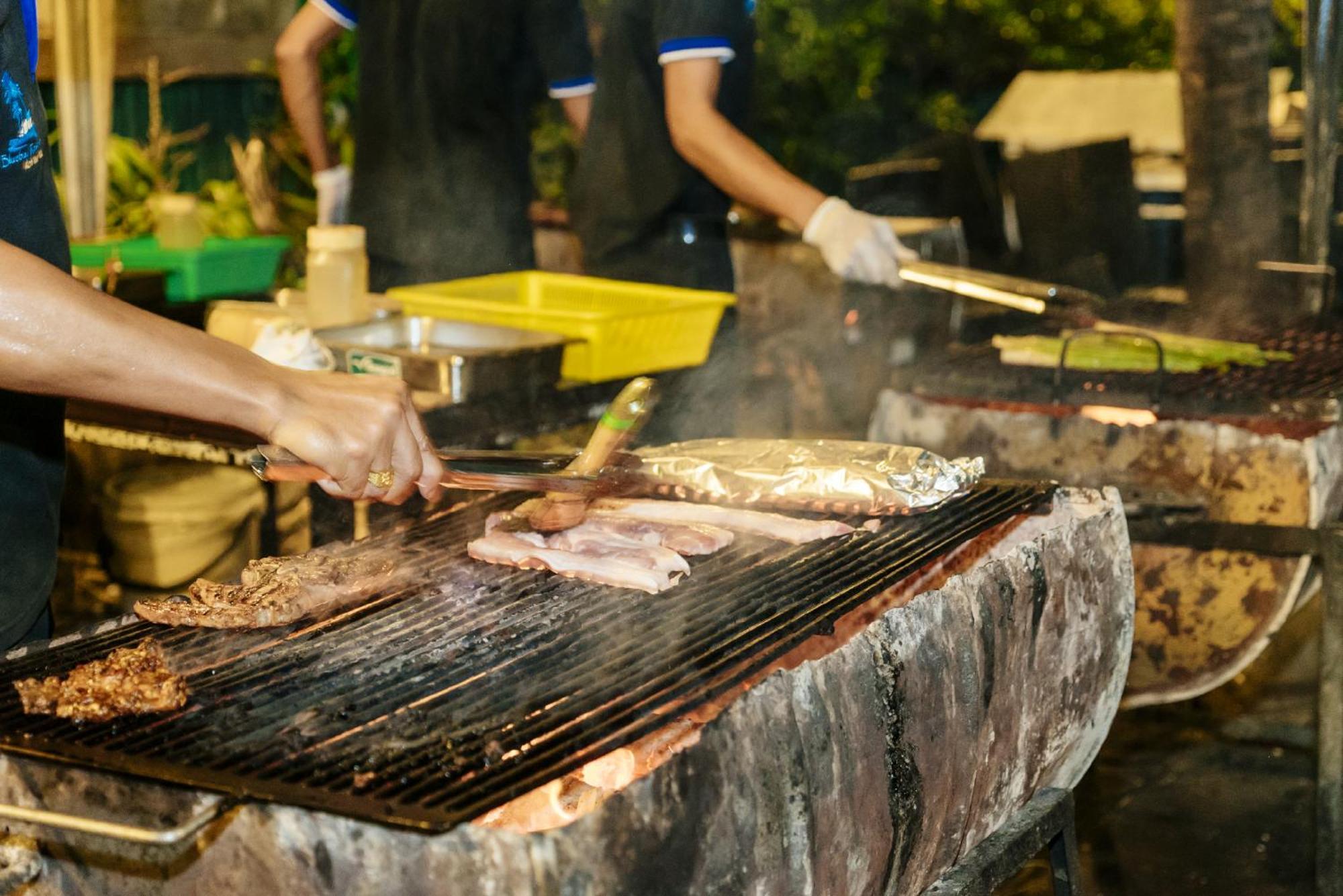 Blue Bay Resort - Access To Pool And Beach-Phuket & Krabi Ko Yao Extérieur photo Cooking with a flattop grill