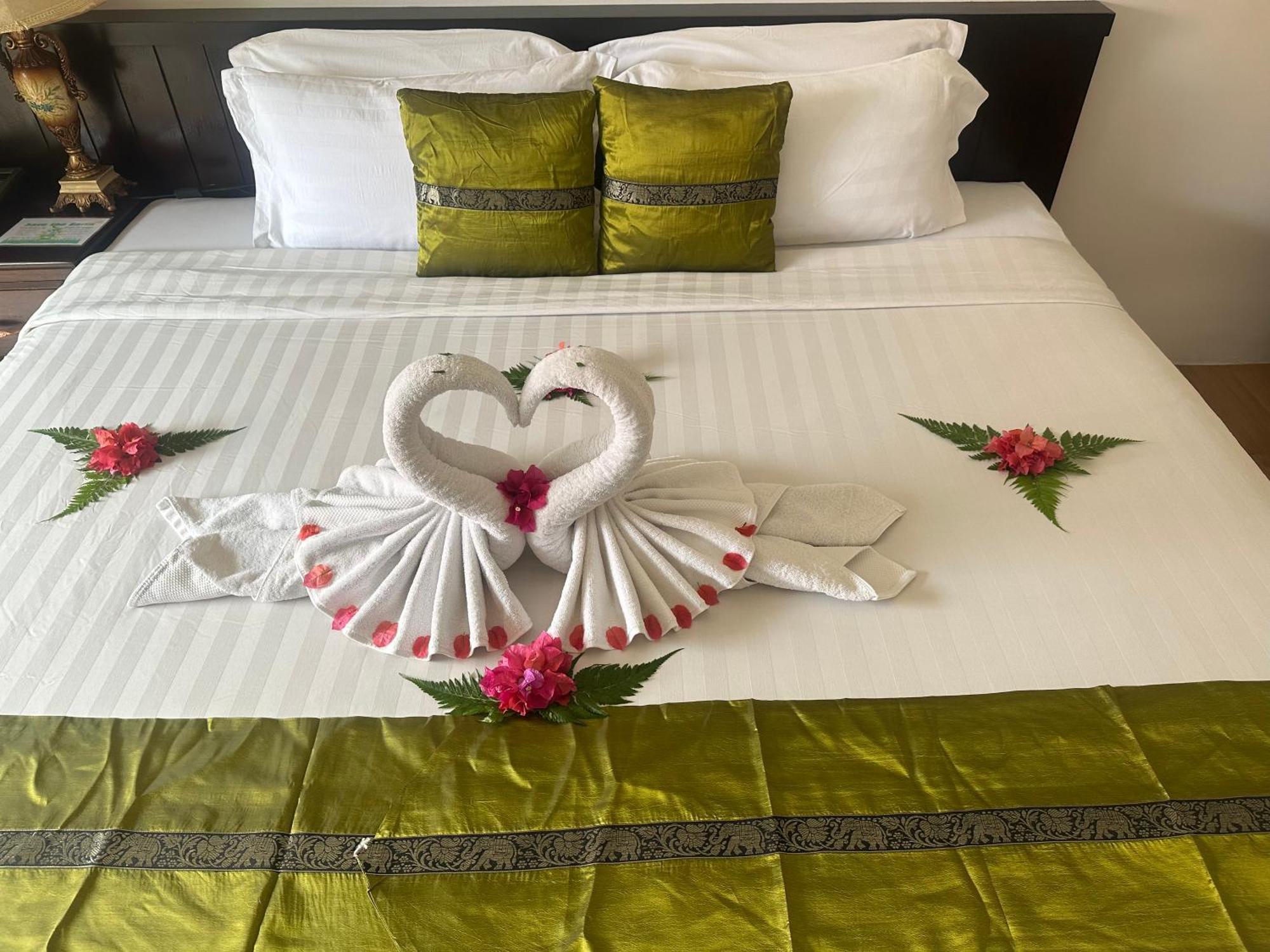 Blue Bay Resort - Access To Pool And Beach-Phuket & Krabi Ko Yao Extérieur photo A bed with a bed runner